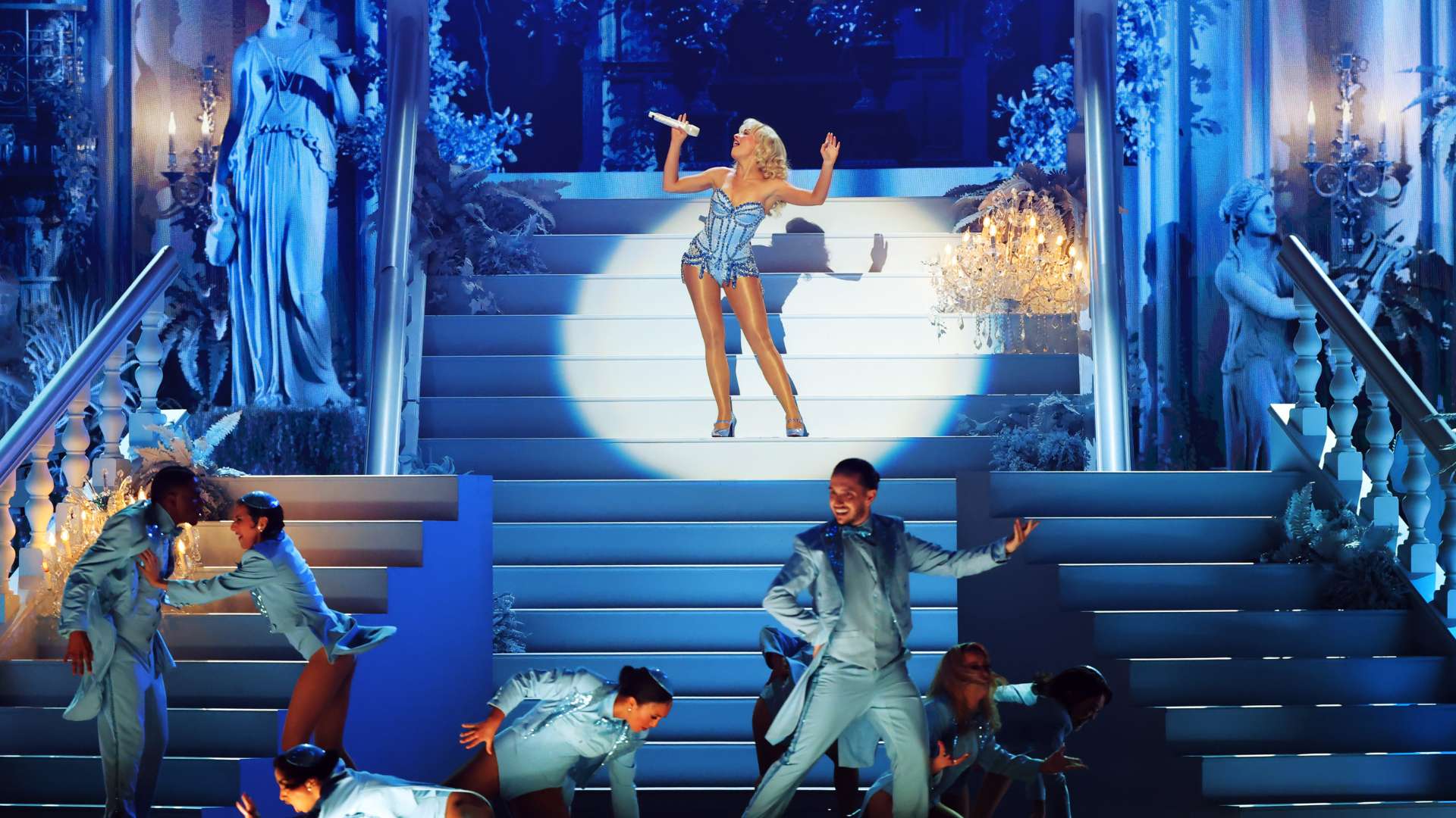 形成浓厚的 形成浓厚的